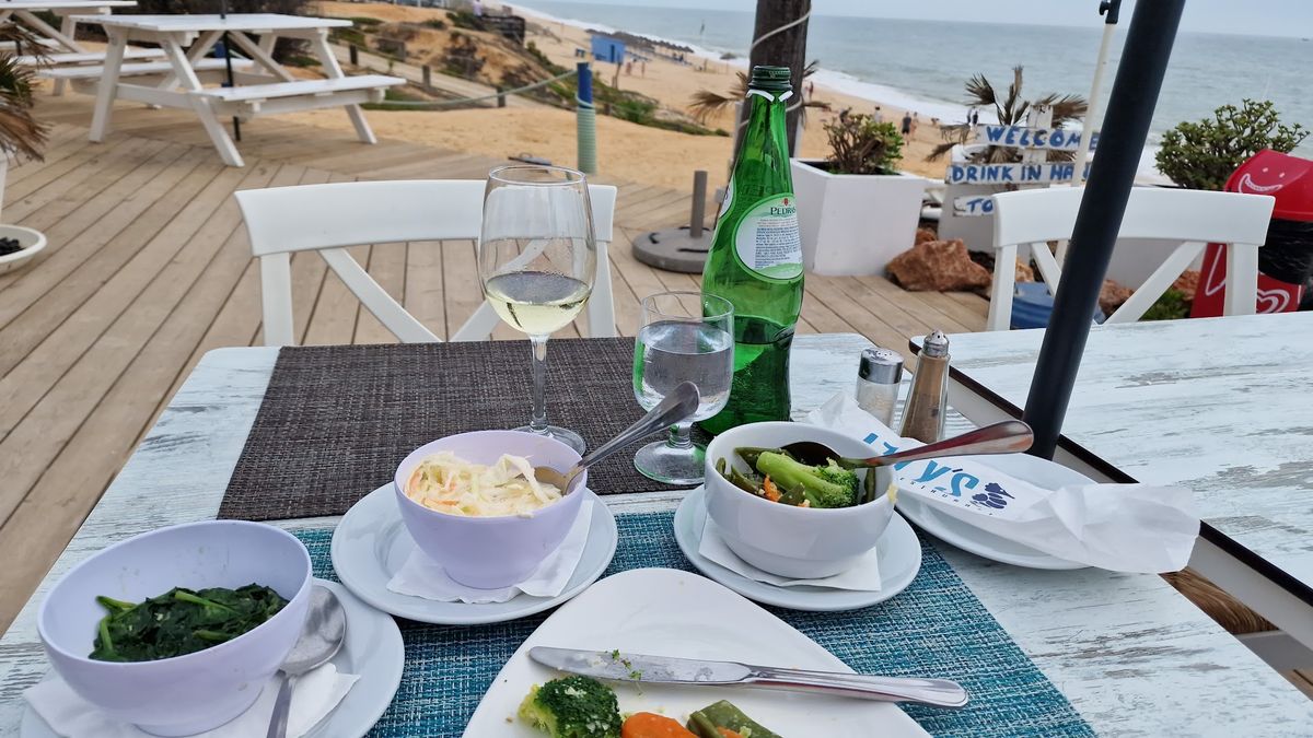 Izzy's Beach Restaurant — photo 3 of 12