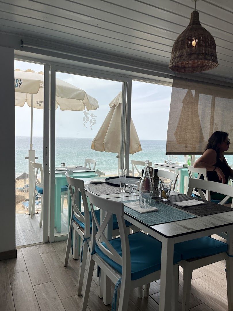 Izzy's Beach Restaurant — photo 5 of 12