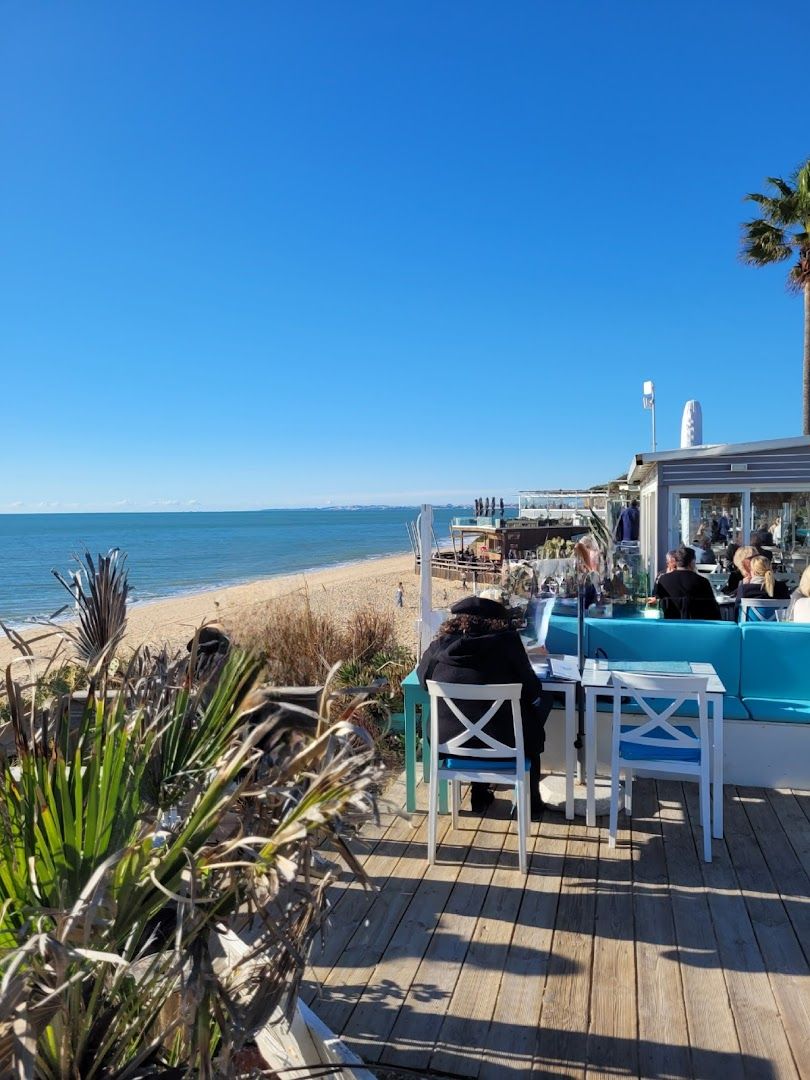 Izzy's Beach Restaurant — photo 10 of 12