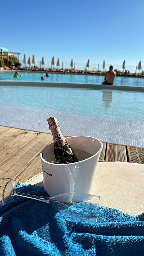 Parrilla Beach Club — photo 10 of 12