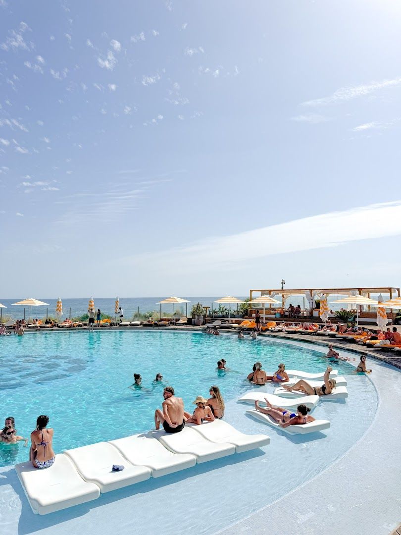 Well Beach Club — photo 6 of 6